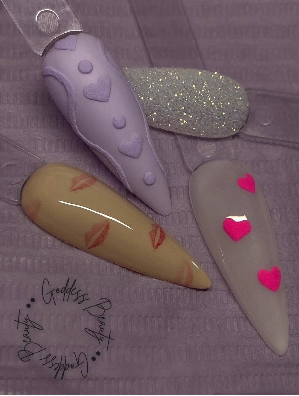 Nail art coloré, cœurs et paillettes